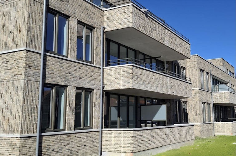 Holonite zorgt voor eenheid en elegantie in de gevel met uitbreiding assortiment type X